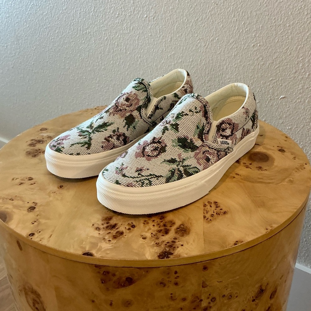 Women’s floral tapestry slip on Vans size 8.5